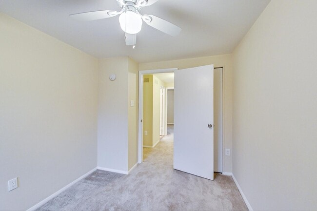 Building Photo - COMING SOON - Updated 3+2.5 End Unit w/ 2 PARKING SPACES