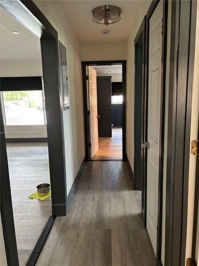 Building Photo - 2002 NE 43rd St