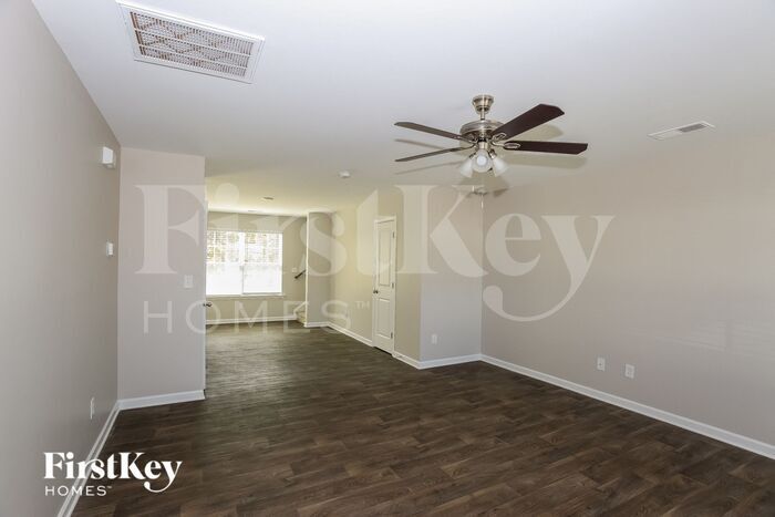 Building Photo - 413 Bennington Dr