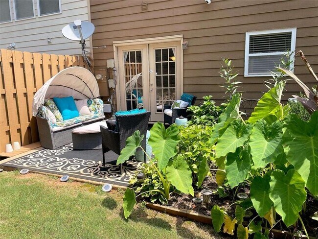 Building Photo - 2708 Beynon Ln NE