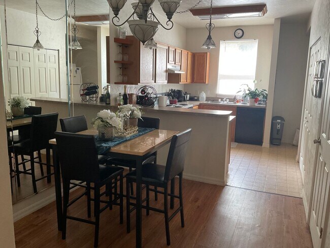 Building Photo - Spacious Gainesville Living Near UF & Butler Plaza!
