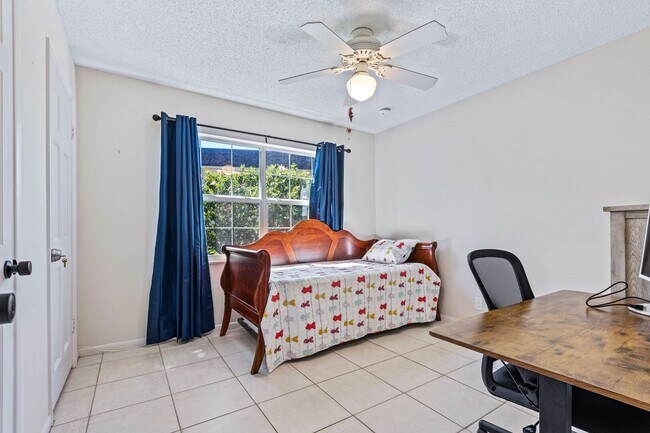 Building Photo - 3800 Saxon Dr