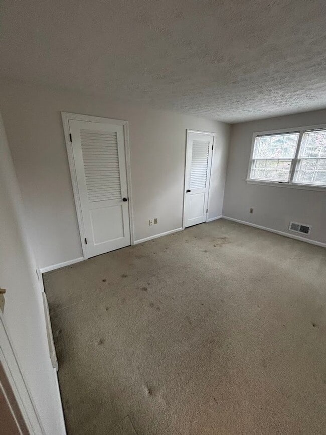 Building Photo - Large 4 Bedroom 2 Bath Home