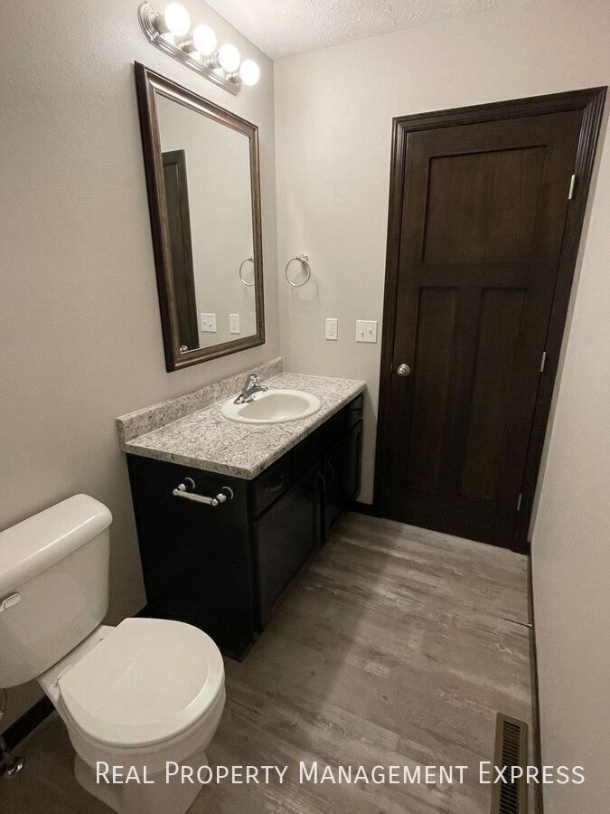 Building Photo - 3 Bed 2.5 Bath Townhome in West Sioux Falls