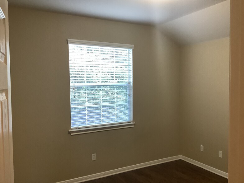 Building Photo - 3800 Veiled Falls Dr