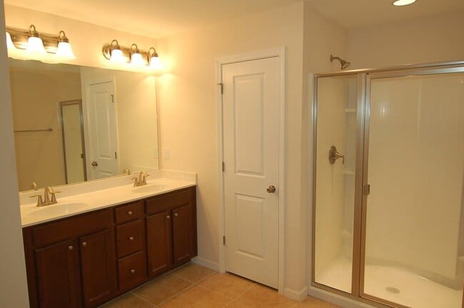 Building Photo - 2100 Greencrest Cir