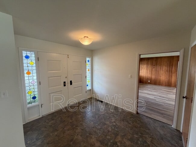 Building Photo - 710 NW Midland Ave