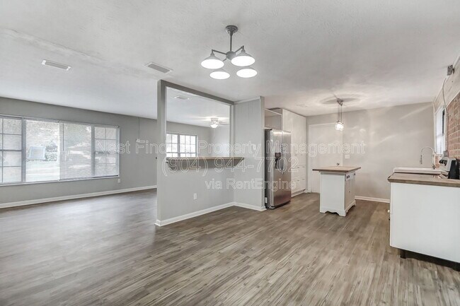 Building Photo - 3312 Pickwick Dr S