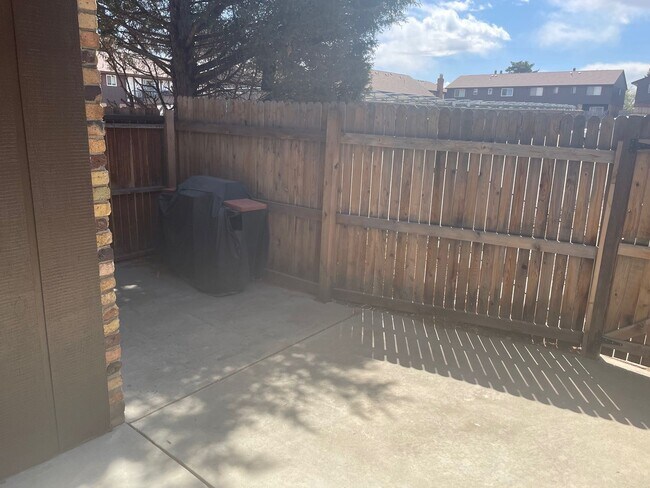 Building Photo - South Denver, 2 bed 2.5 bath Townhome, 2 Car Parking, Close to Light Rail