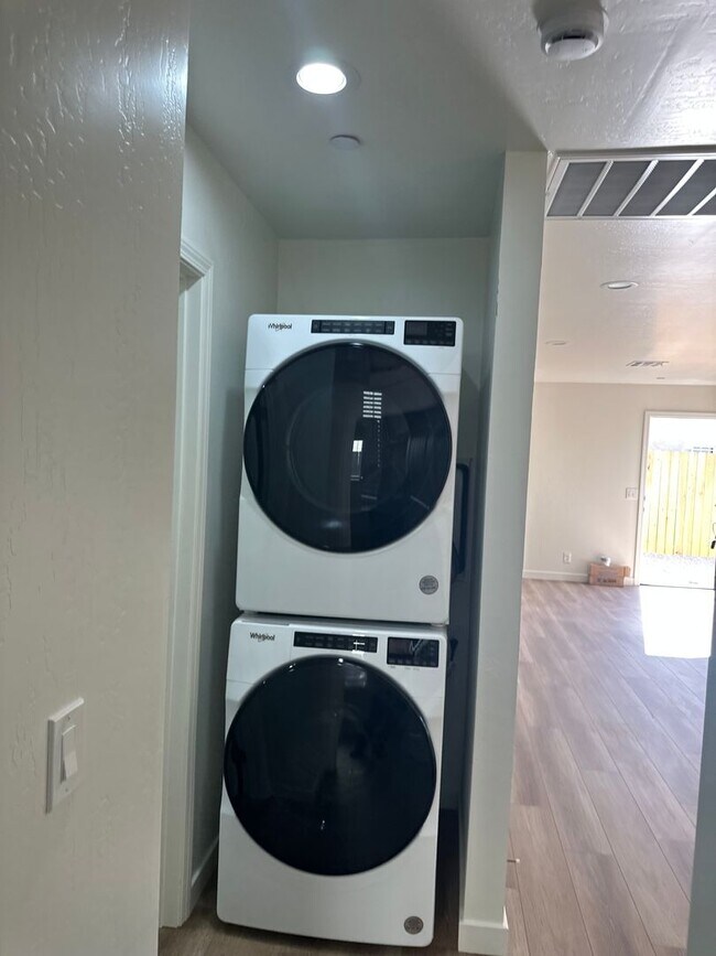 Building Photo - 916 W Perdew Ave