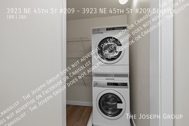 Building Photo - 3923 NE 45th St