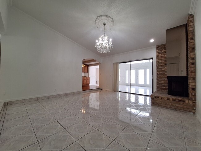 Building Photo - Spacious 4-Bed, 3-Bath Belle Isle Home wit...