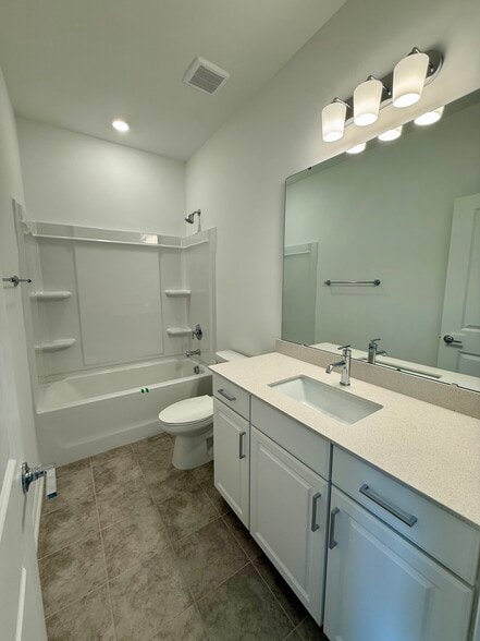 Shared Bath - 414 Silver Star Blvd