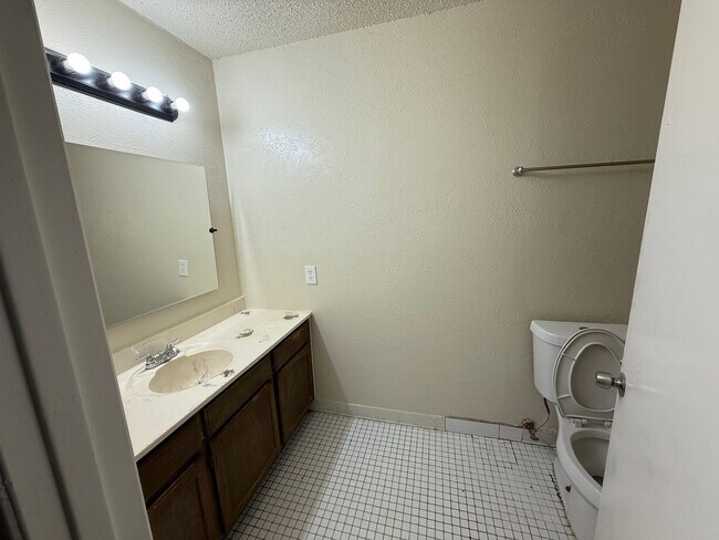 Building Photo - Nice and Spacious Home