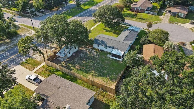 Building Photo - 107 Lake Ct