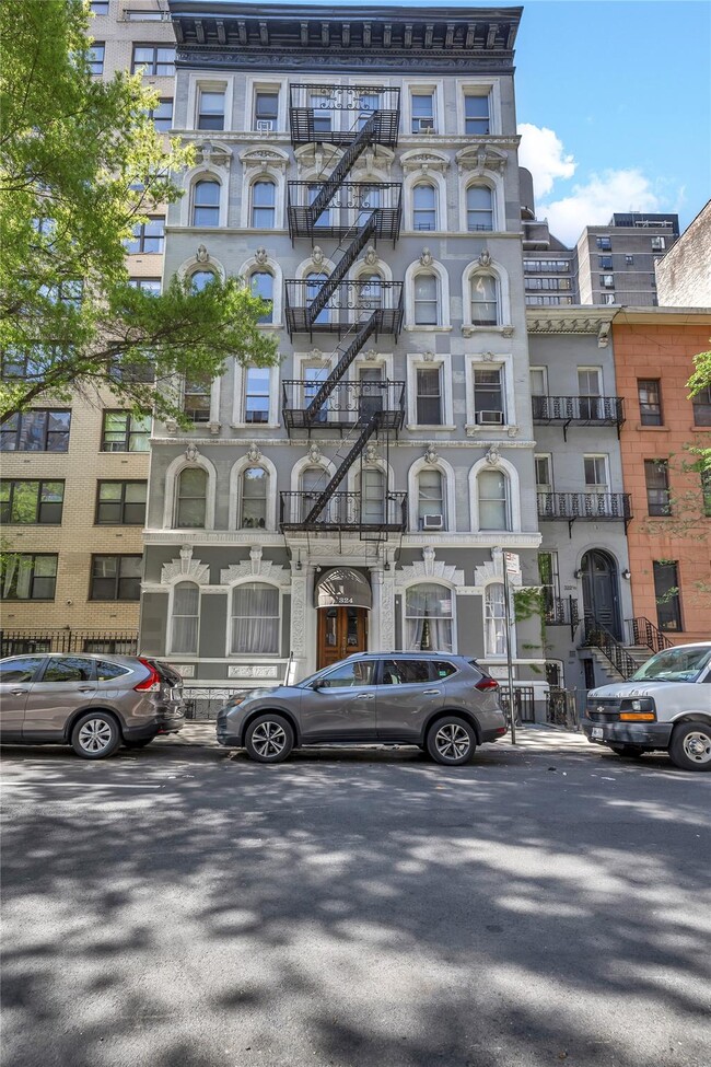 Building Photo - 324 E 50th St