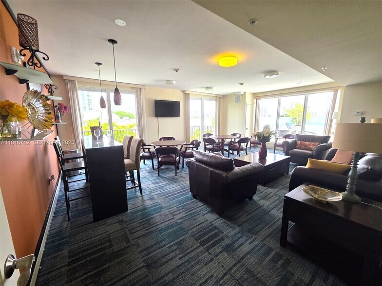 Building Photo - 2701 SW 3rd Ave