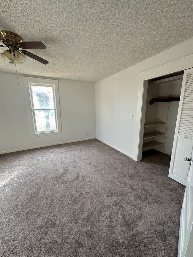 Building Photo - 3 bedroom 3 bathroom with an office Countr...