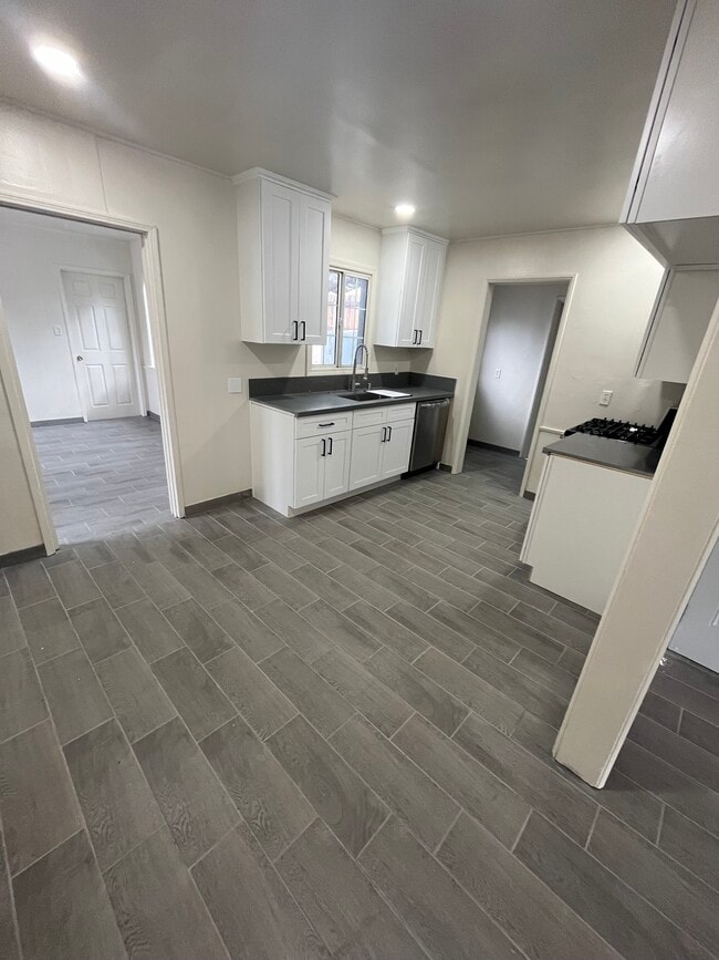 Kitchen & Dining Area - 7661 Beckett St