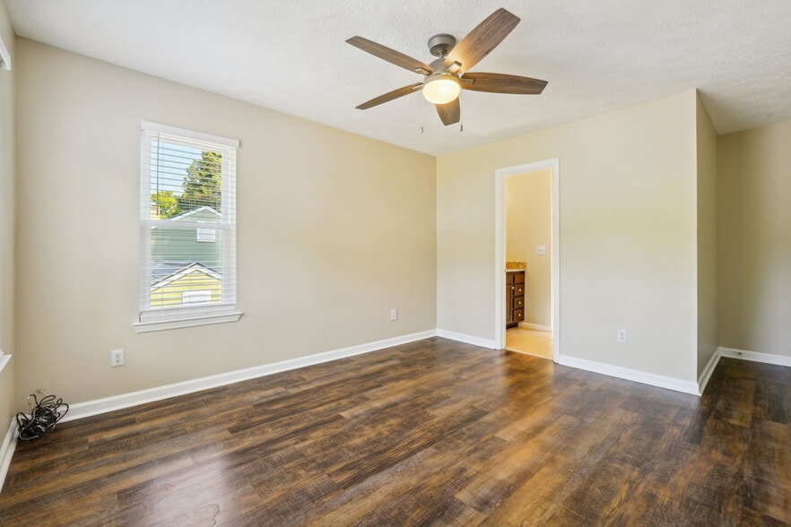 Primary bedroom with ensuite bath - 7016 Grinder Drive