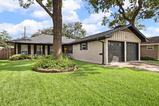 Building Photo - 2223 Latexo Dr
