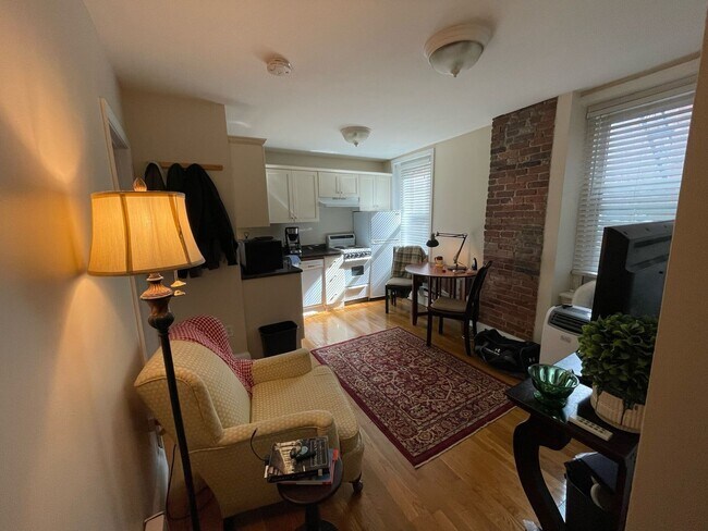 Building Photo - VERY NICE ONE BED IN NORTH END!!