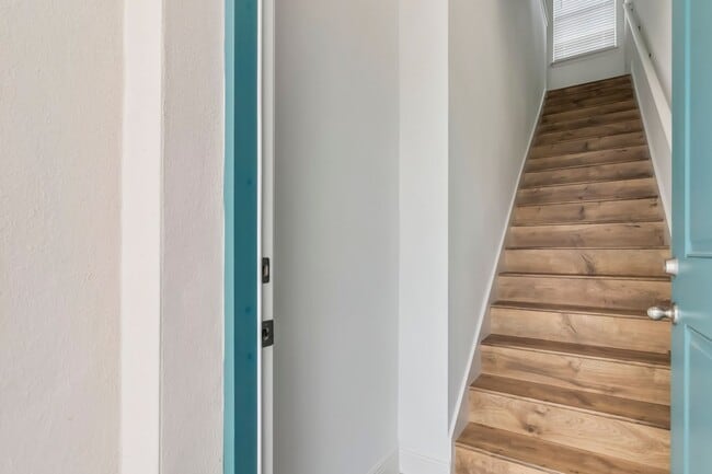 Building Photo - Beautiful Brand New 1/1 Garage Apartment i...