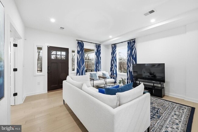 Building Photo - 2211 Franklin St NE