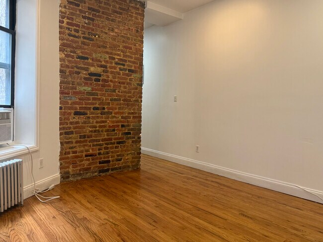 Building Photo - 215 E 4th St