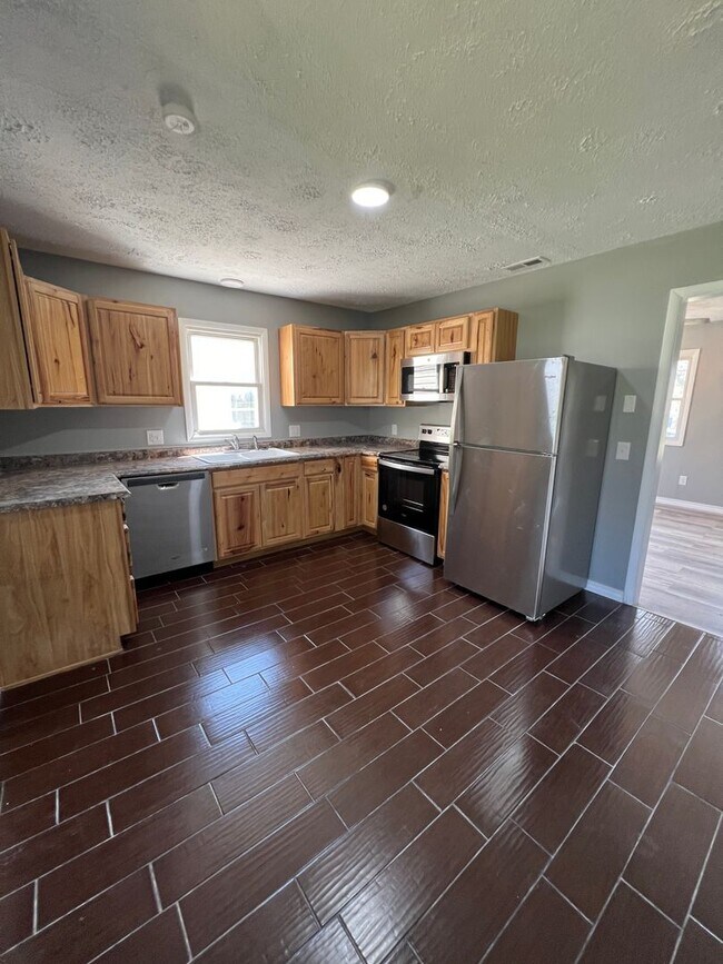 Building Photo - 3 bedroom/1 bathroom house
