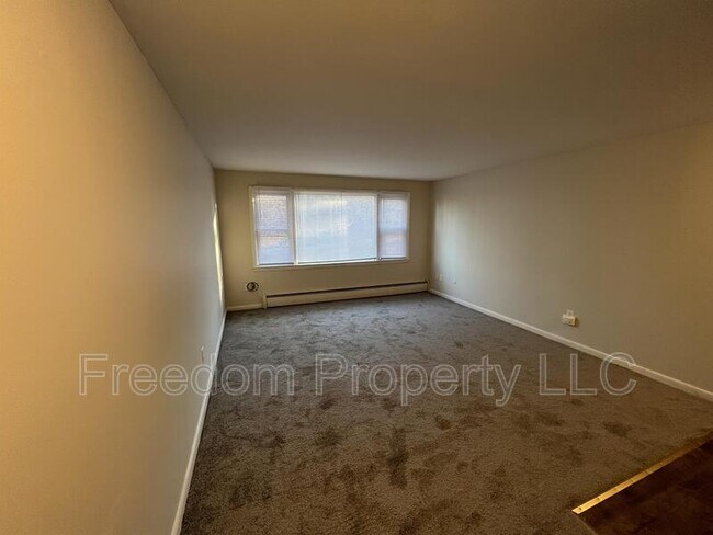 Building Photo - 353 Main St