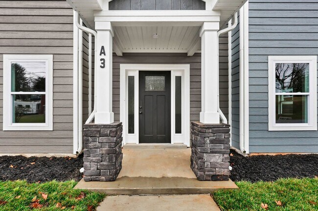 Building Photo - 3 Bedroom 2 1/2 Bath Condo For Rent Near Downtown!