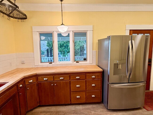 Building Photo - ROJAS