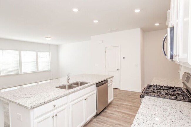 Building Photo - Beautifully designed 3-bedroom, 2.5-bath e...
