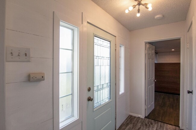 Building Photo - South Redding Duplex with Many Perks!
