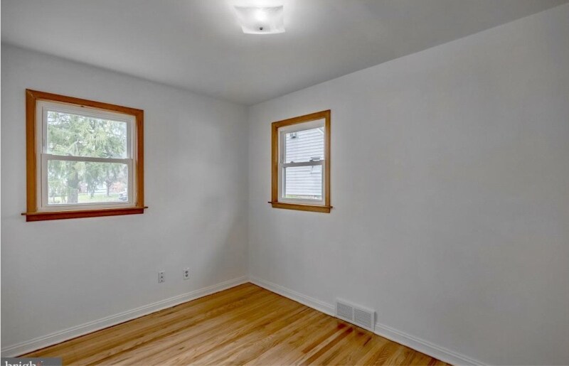 Building Photo - 345 W Signal Hill Rd