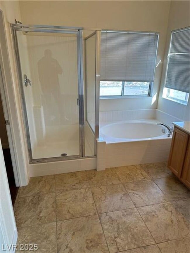Building Photo - Beautiful 3 bedroom w loft 2.5 bath townho...