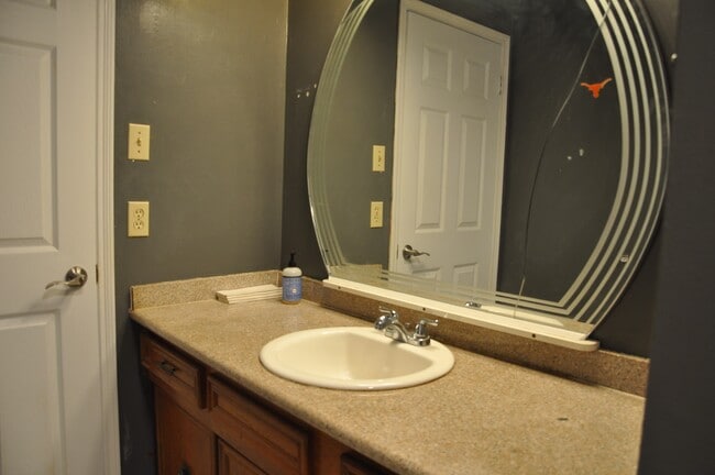 Building Photo - 16454 Hickory Knoll Dr