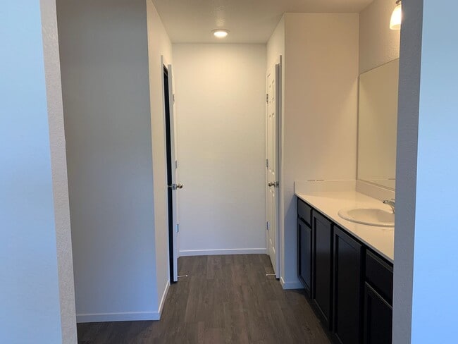 Building Photo - 4 bedroom Townhome