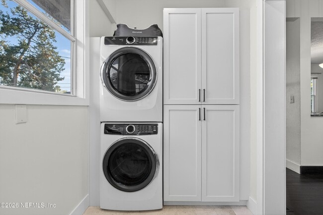 Building Photo - 1903 Dewey Pl