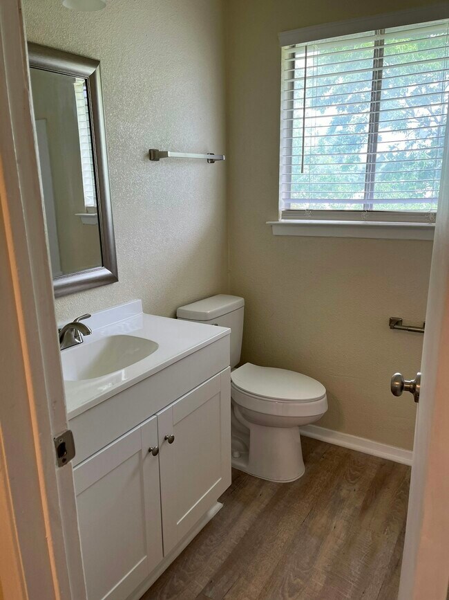 Building Photo - 817 Betsy Ross Dr