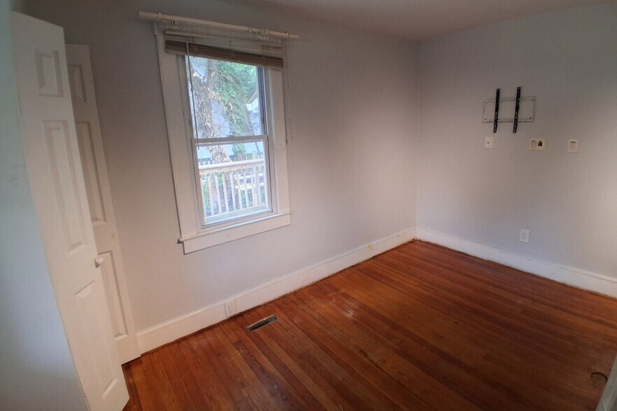 mainfloor bedroom - 4812 Erskine Rd