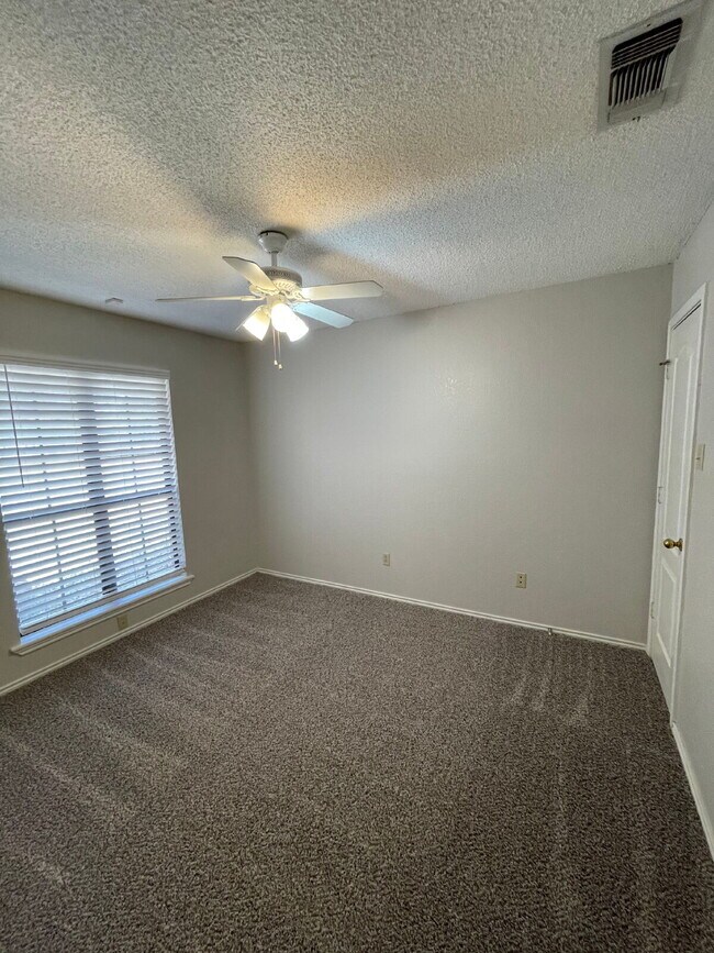 Building Photo - Beautiful 3 bedroom 2 bath Home