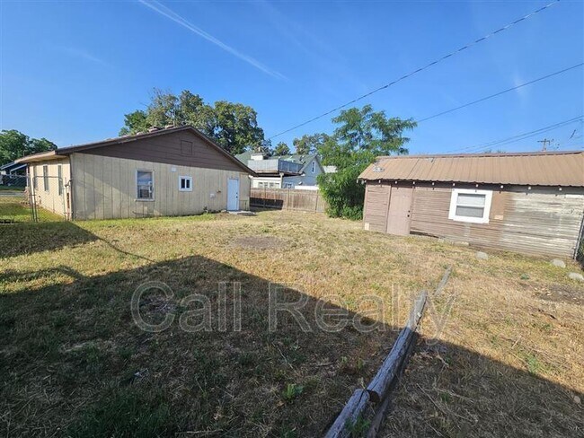 Building Photo - 2721 E Rowan Ave
