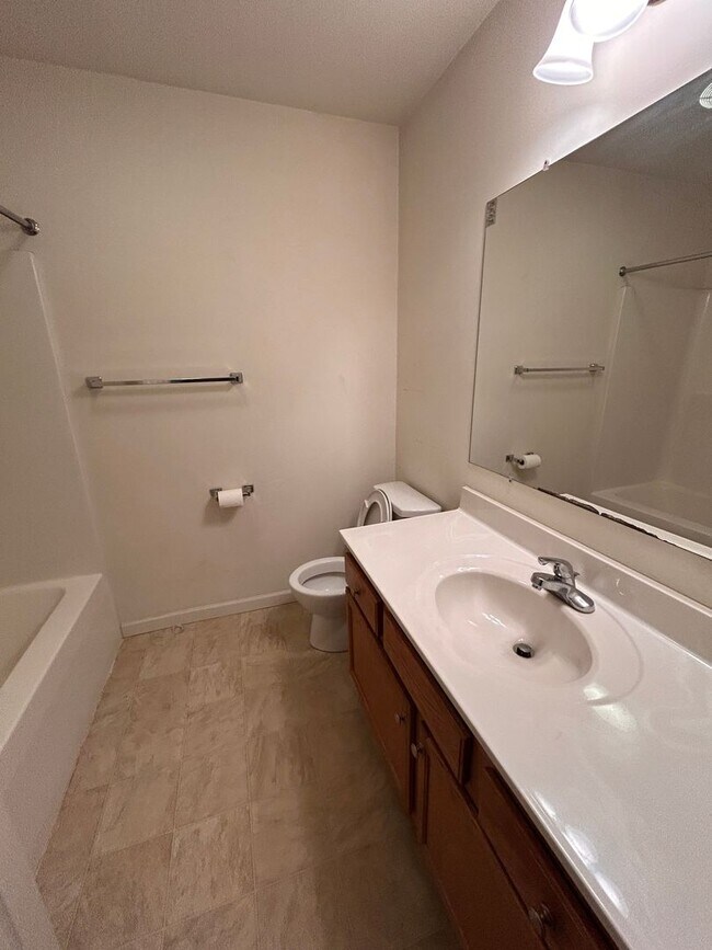 Building Photo - 3 Bed 2 Bath Townhouse In Mountville For Rent!