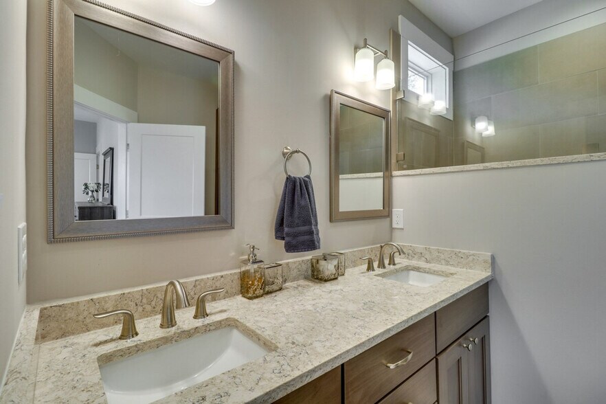 Building Photo - 5034 Burnley Rd