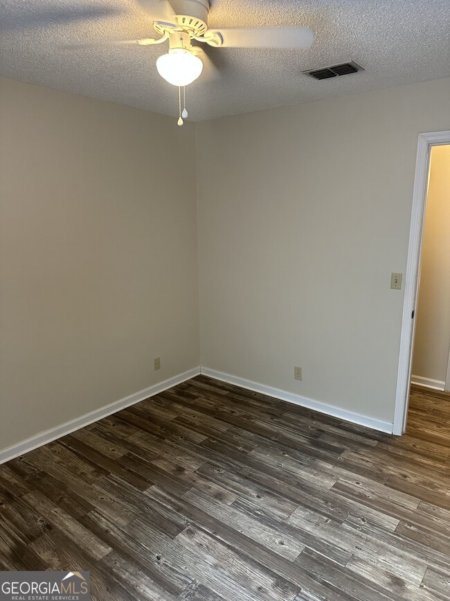Building Photo - 114 E Lakemont Dr