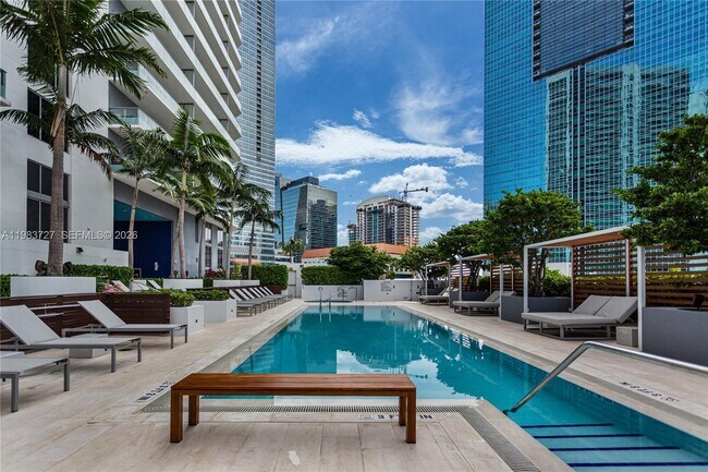 Building Photo - 1300 Brickell Bay Dr