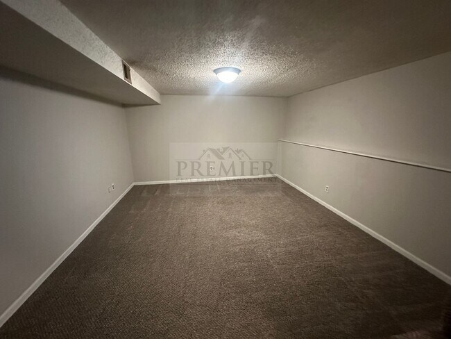 Building Photo - 3 bed / 1 bath duplex for rent - $1425- re...