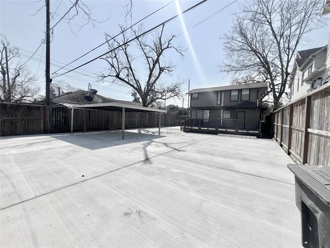 Building Photo - 741 E 9th St